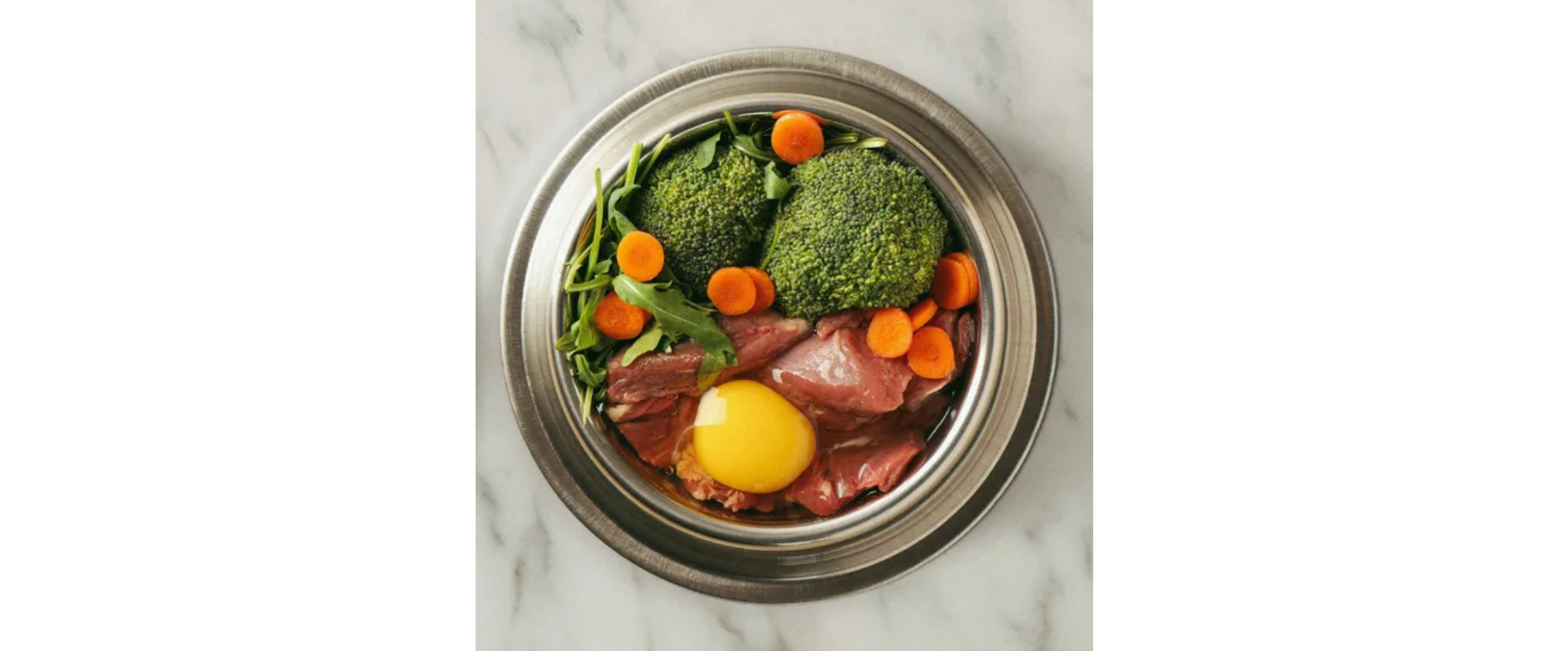 Prato com carnes frescas e vegetais coloridos
